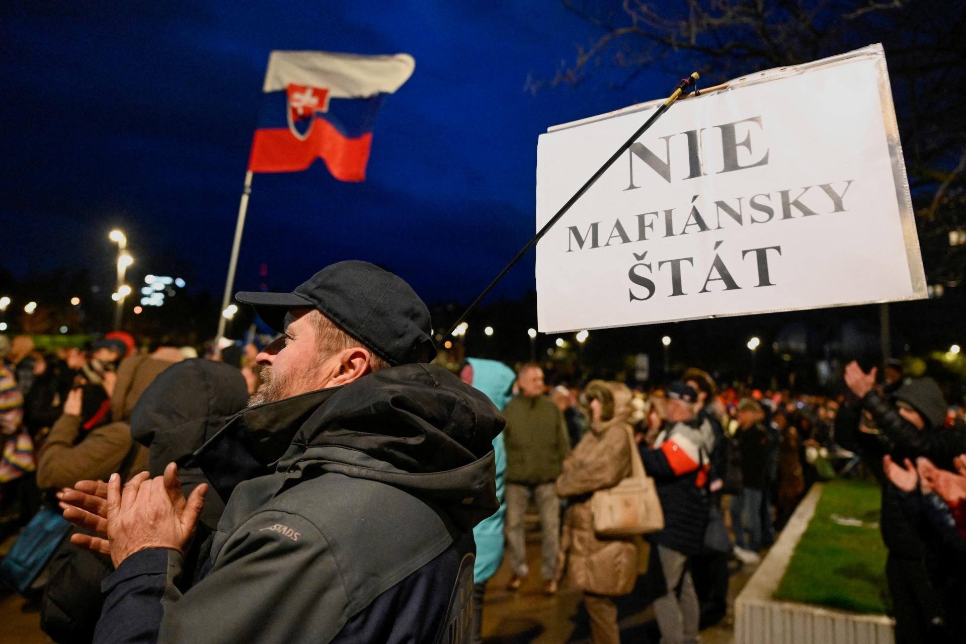 Idú proti záujmom Slovenska aj EÚ. Tisícky ľudí protestovali proti krokom vlády v zahraničnej politike