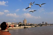 Medzi krajiny s najvyššou úrovňou teritoriálneho rizika partí aj Irak. Na snímke rieka Tigris pretekajúca cez jeho metropolu Bagdad. FOTO: Reuters
