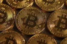 Najznámejšou kryptomenou sveta je bitcoin, ktorý po schválení ETF fondov americkou komisiou pre cenné papiere zažíva investičný boom. FOTO: REUTERS