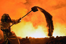 Výroba ocele prechádza zmenami. Košická huta plánuje zmeniť pece na elektrické, ktoré majú byť ekologickejšie. FOTO: Reuters