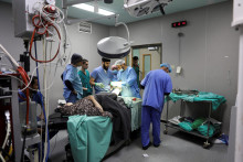 Plastický chirurg a lekár Thaer Daifallah ošetrujú palestínsku ženu zranenú pri izraelskom údere v nemocnici v Chán Júnise na juhu Pásma Gazy. FOTO: Reuters