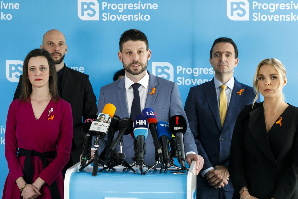 Na sn&iacute;mke zľava diplomatka Ľubica Karva&scaron;ov&aacute;, podpredseda hnutia Progres&iacute;vne Slovensko (PS) Michal Truban, predseda PS Michal &Scaron;imečka, expremi&eacute;r a l&iacute;der kandid&aacute;tky PS vo voľb&aacute;ch do Eur&oacute;pskeho parlamentu (EP) Ľudov&iacute;t &Oacute;dor a moder&aacute;torka Veronika Cifrov&aacute; Ostrihoňov&aacute; počas tlačovej konferencie hnutia Progres&iacute;vne Slovensko v Bratislave 20. febru&aacute;ra 2024. PS predstavilo ďal&scaron;ie osobnosti, ktor&eacute; posilnia hnutie vo voľb&aacute;ch do EP. Politick&eacute; strany alebo koal&iacute;cie m&ocirc;žu pod&aacute;vať kandid&aacute;tne listiny do volieb do EP najnesk&ocirc;r 10. marca do polnoci. Eurovoľby sa bud&uacute; na Slovensku konať v sobotu 8. j&uacute;na. Slov&aacute;ci si bud&uacute; voliť 15 europoslancov na p&auml;ťročn&eacute; volebn&eacute; obdobie. FOTO TASR - Dano Veselsk&yacute; *** Local Caption *** kandid&aacute;tna listina posily predstavenie FOTO: Dano Veselsk&yacute;