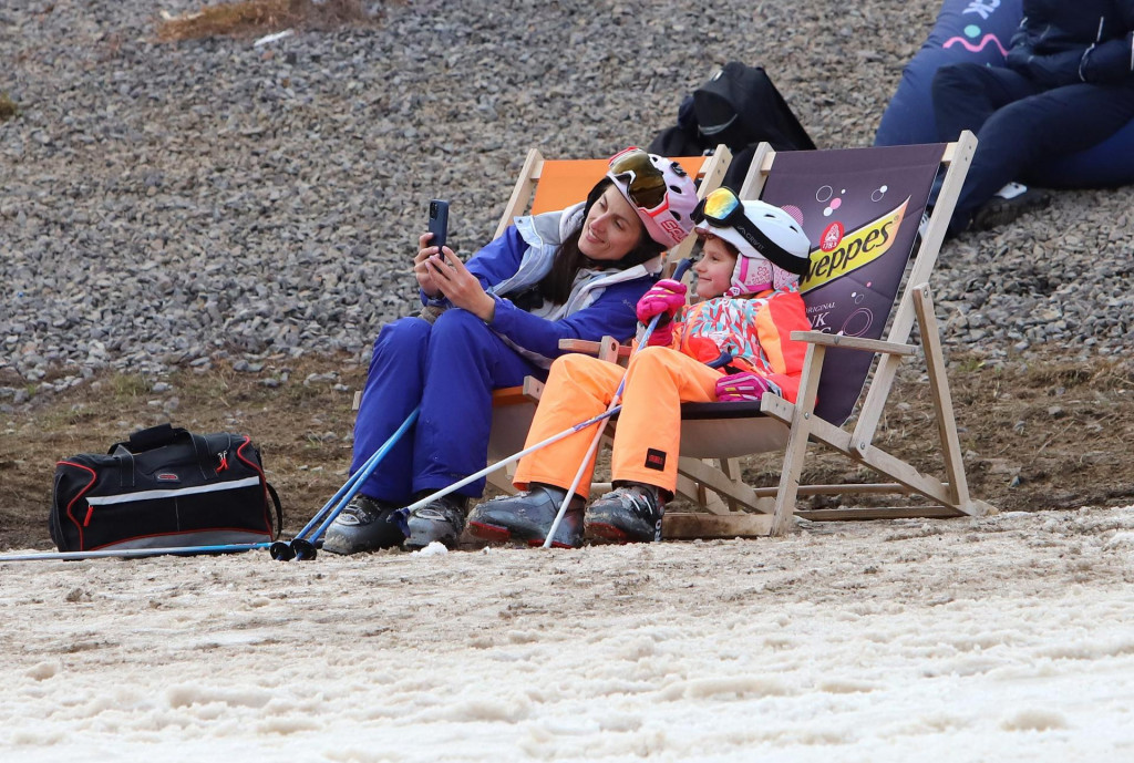 V prípade horších snehových podmienok sa na svahu oplatí využiť aj mobilný telefón. FOTO: TASR/J. Krošlák