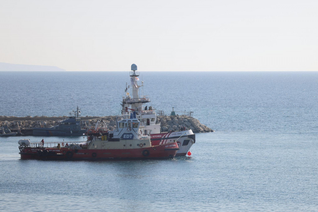 Loď s humanitárnou pomocou pre Gazu odchádza z prístavu Larnaka na Cypre. FOTO: Reuters