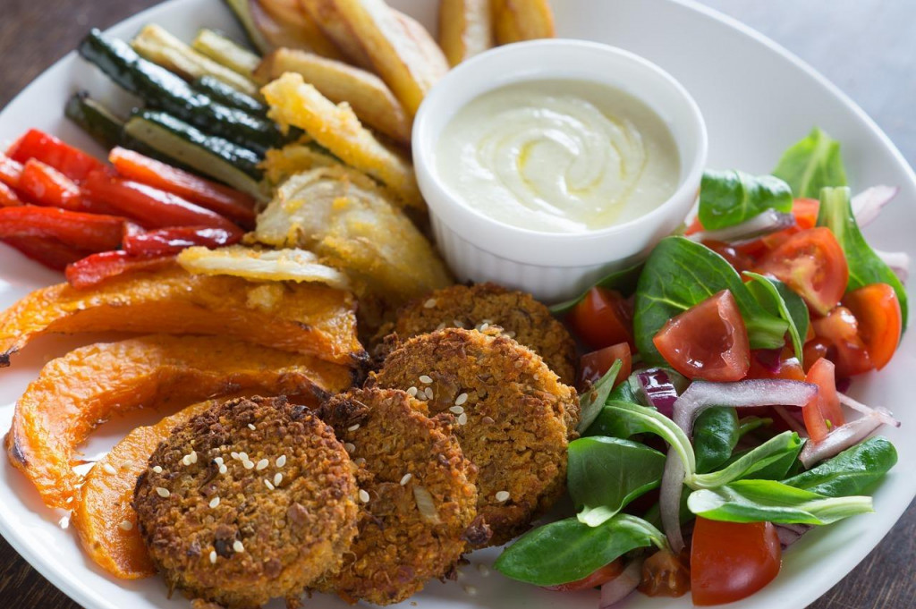 Medzi priemyselne spracovanými potravinami sú aj vegánske alternatívy mäsa alebo syra. FOTO: Pixabay