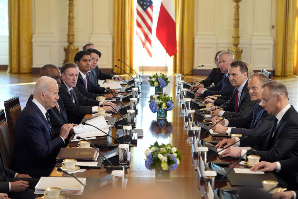 Americký prezident Joe Biden vedie rozhovory s poľským prezidentom Andrzejom Dudom a poľským premiérom Donaldom Tuskom počas ich stretnutia v Bielom dome vo Washingtone. FOTO: TASR/AP