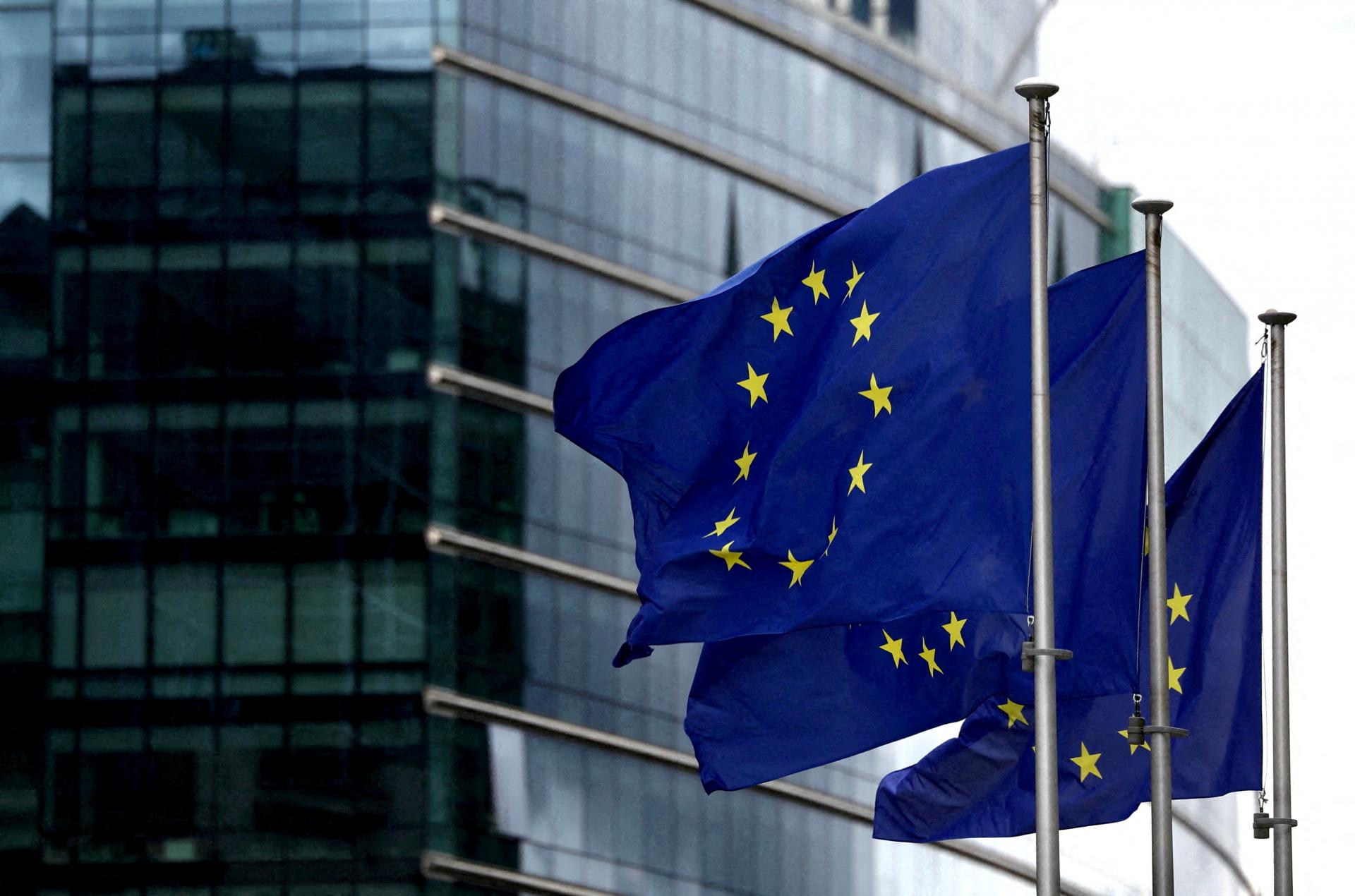 Prídu tvrdé regulácie? Europoslanci chcú prísnejšie pravidlá na zníženie odpadu z textilu a potravín v Únii