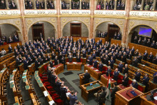 Nový maďarský prezident Tamás Sulyok (uprostred) skladá sľub počas inaugurácie na zasadnutí parlamentu v Budapešti. FOTO: TASR/AP