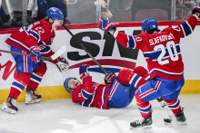 Slovenský hokejista v drese Montrealu Canadiens Juraj Slafkovský (vpravo) sa teší z gólu, ktorý strelil jeho spoluhráč Mike Matheson (uprostred). FOTO TASR/AP