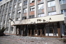 Budova mestskej správy v Belgorode, ktorá bola podľa miestnych úradov poškodená útokom ukrajinského bezpilotného lietadla. FOTO: Reuters
