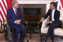 Britský premiér Rishi Sunak (vpravo) sa rozpráva s texaským guvernérom Gregom Abbottom počas ich stretnutia na Downing Street 10 v Londýne. FOTO: TASR/AP