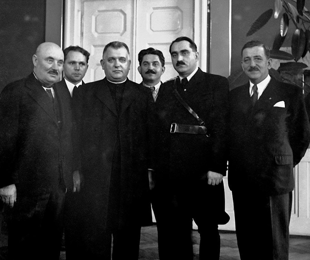 Slovenská autonómna vláda v decembri 1938. Zľava Miloš Vančo, Matúš Černák, Jozef Tiso, Ferdinad Ďurčanský, Karol Sidor a Pavol Teplanský.