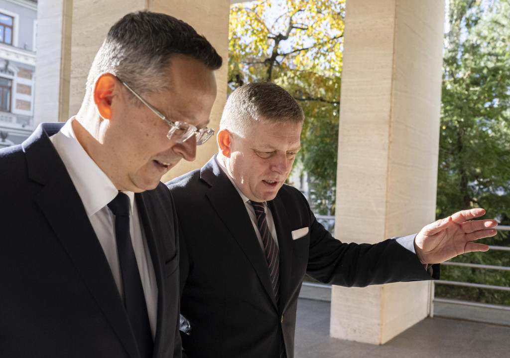 Minister financií Ladislav Kamenický s premiérom Robertom Ficom. FOTO: TASR/Martin Baumann​