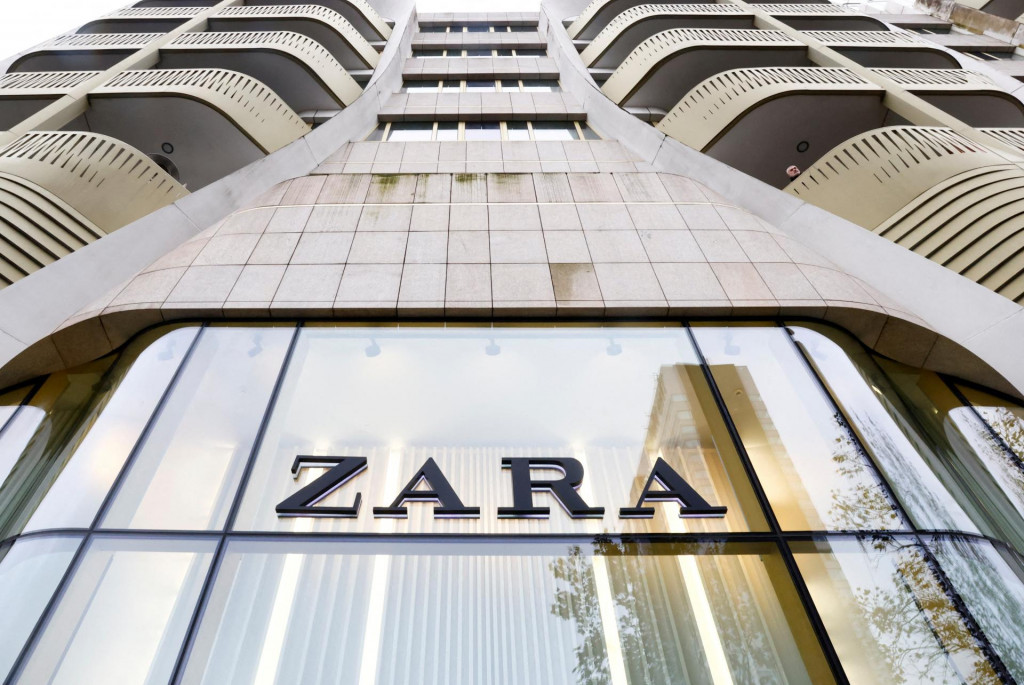 FILE PHOTO: The Zara clothing store logo is seen at the entrance of a store in Brussels, Belgium November 28, 2022. REUTERS/Yves Herman/File Photo FOTO: Yves Herman