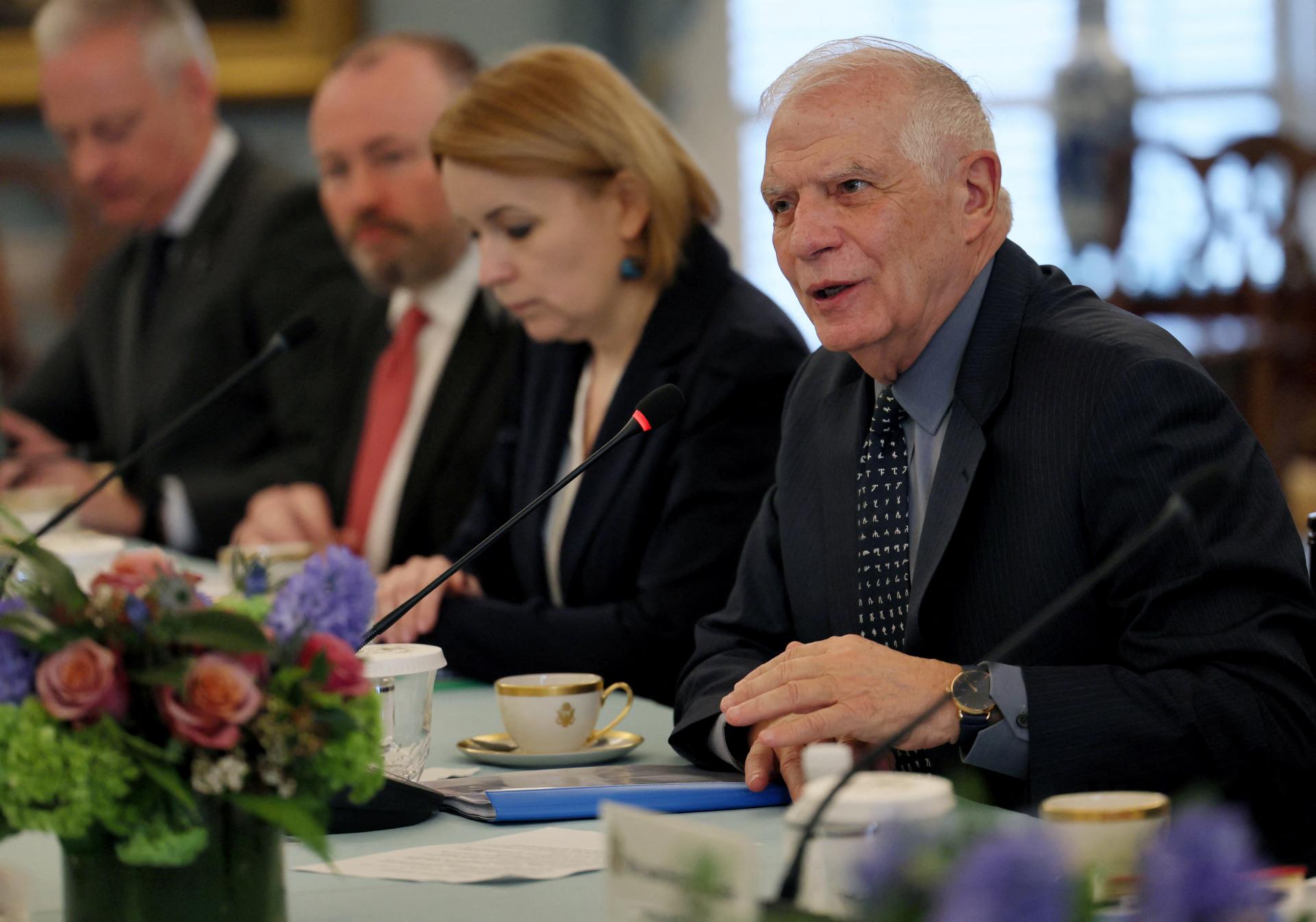 Ukrajina nemôže čakať na výsledky novembrových volieb, apeloval v USA Borrell. Podpora stojí