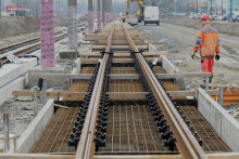 Kompletovanie druhej časti koľajiska električkovej trate na Pajštúnskej a Strečnianskej ulici v Petržalke. FOTO: TASR/Miroslav Košírer