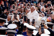Pápež František pozdravuje ľudí pri príchode na týždennú generálnu audienciu na Námestí sv. Petra vo Vatikáne. FOTO: Reuters