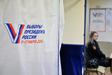 Volebná miestnosť počas príprav na prezidentské voľby. FOTO: Reuters