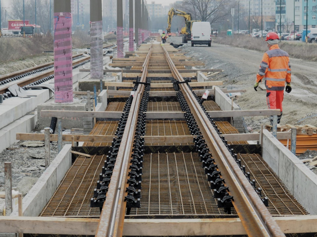 Kompletovanie druhej časti koľajiska električkovej trate na Pajštúnskej a Strečnianskej ulici v Petržalke. FOTO: TASR/Miroslav Košírer