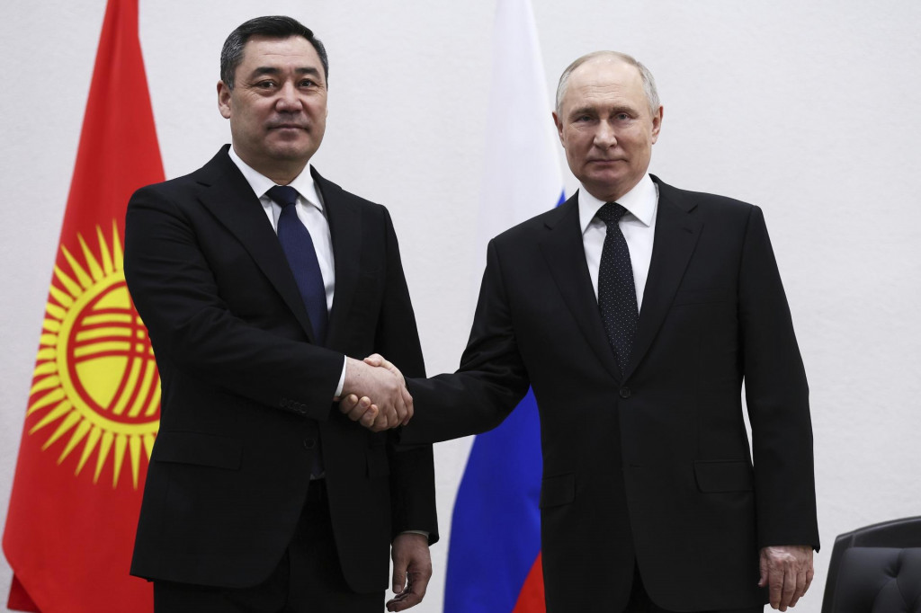 Ruský prezident Vladimir Putin a kirgizský prezident Sadyr Žaparov. FOTO: TASR/AP