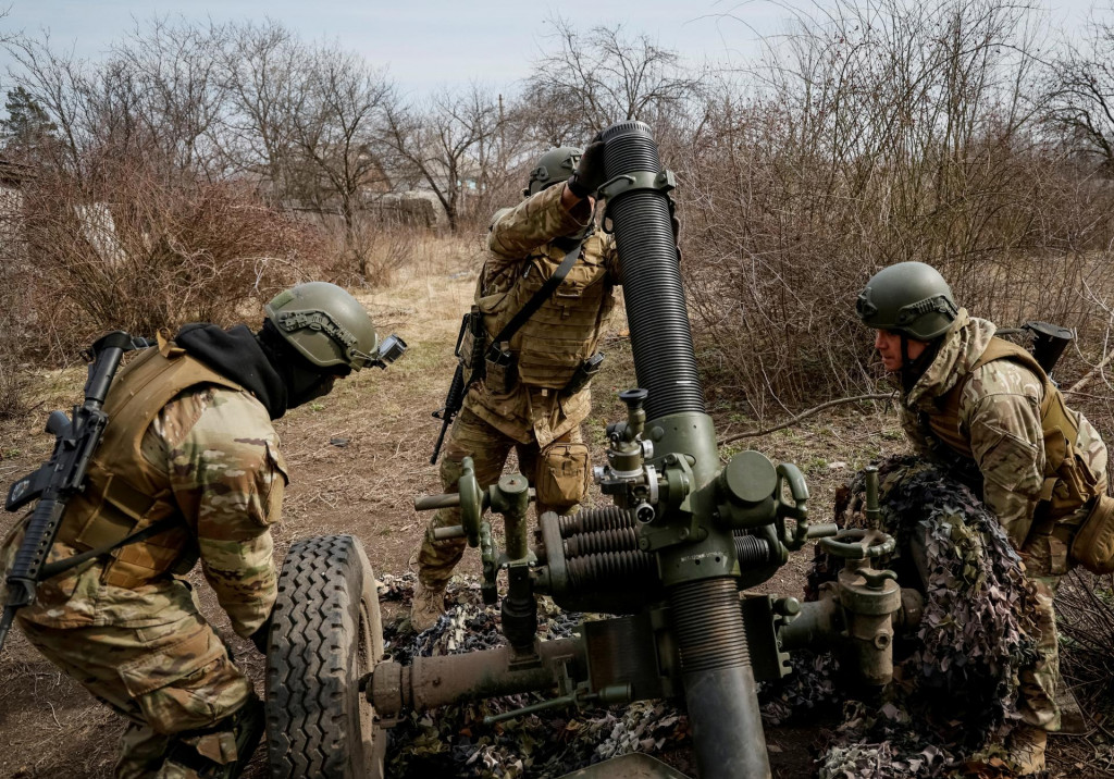 Príslušníci légie Slobody Ruska v rámci ukrajinskej armády sa pripravujú na streľbu z mínometu na ruské vojenské postavenie v Doneckej oblasti. FOTO: Reuters