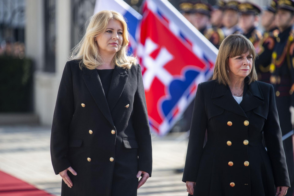 Zľava slovenská prezidentka Zuzana Čaputová a grécka prezidentka Katerina Sakellaropulová. FOTO: TASR/Jakub Kotian