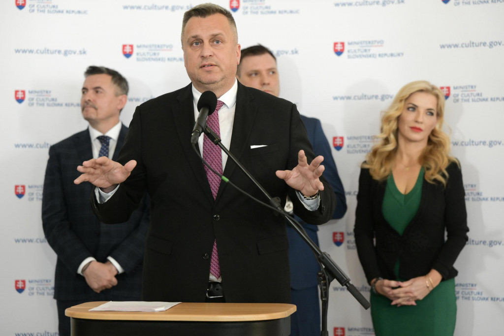 V popred&iacute; podpredseda parlamentu Andrej Danko, v pozad&iacute; zľava gener&aacute;lny tajomn&iacute;k služobn&eacute;ho &uacute;radu ministerstva kult&uacute;ry Luk&aacute;&scaron; Machala, podpredseda vl&aacute;dy a minister životn&eacute;ho prostredia Tom&aacute;&scaron; Taraba a ministerka kult&uacute;ry Martina &Scaron;imkovičov&aacute;. FOTO: TASR/Pavel Neubauer