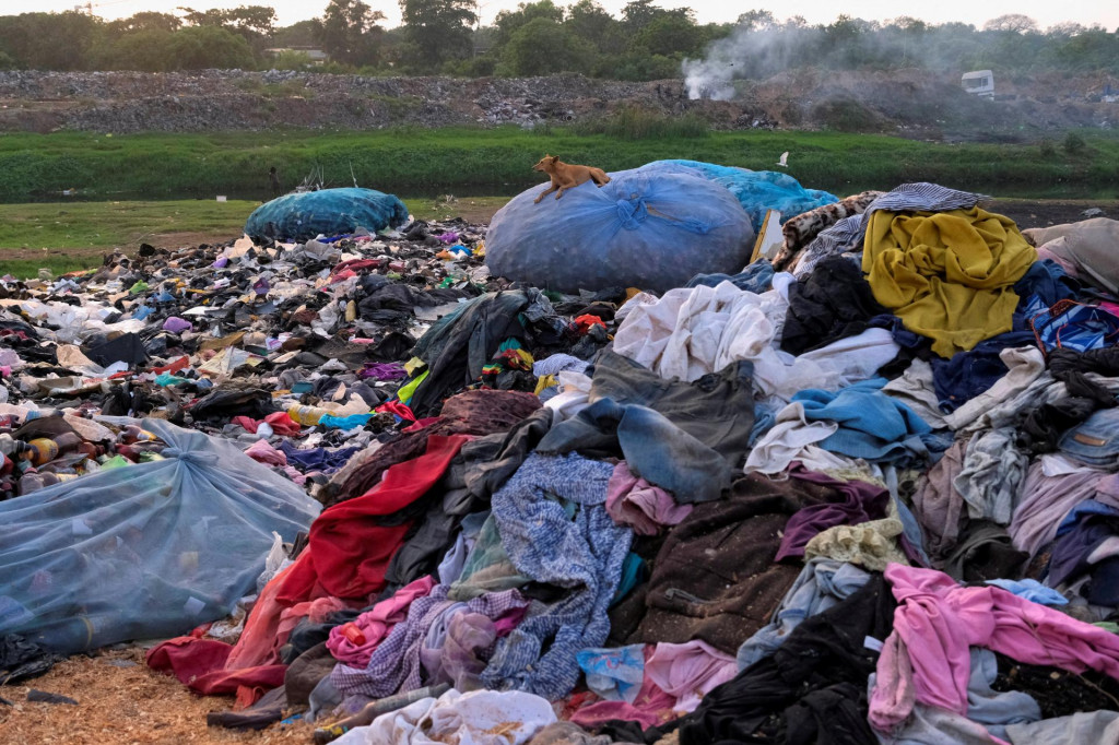 Použité plastové fľaše na skládke, kde sa likviduje použité oblečenie. FOTO: Reuters
