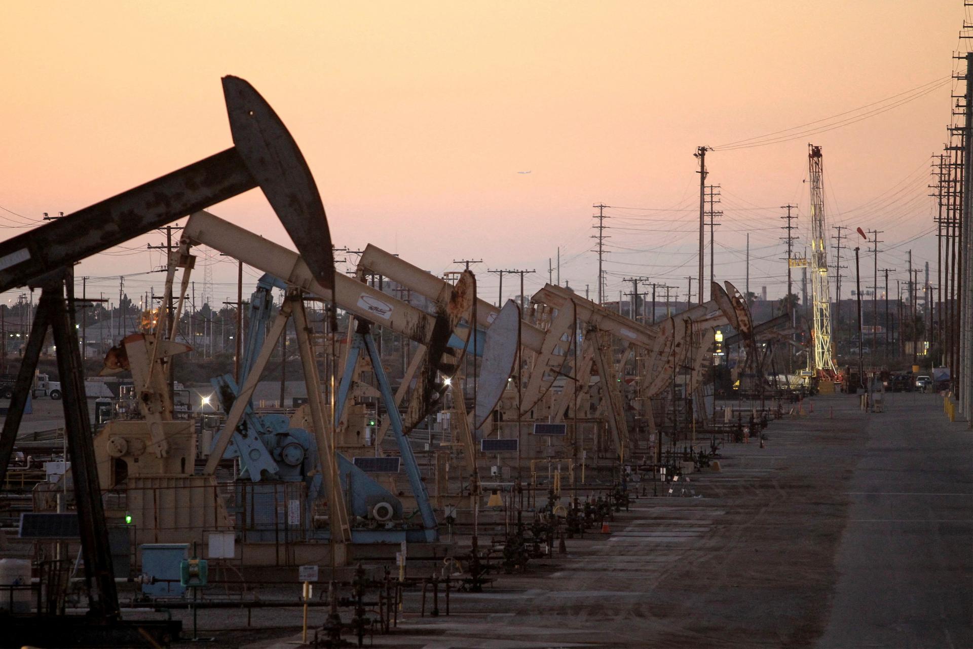 Ceny ropy klesli, cena Brentu sa naďalej drží nad hranicou 85 dolárov