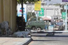 Somálski bezpečnostní dôstojníci zaujali pozíciu v blízkosti hotela SYL, ktorý je miestom útoku skupiny aš-Šabáb. FOTO: Reuters