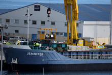 Humanitárna pomoc pre Gazu nakladajú na nákladnú loď v prístave Larnaka na Cypre. FOTO: Reuters