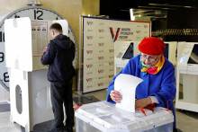 Žena odovzdala svoj hlas vo volebnej miestnosti počas prezidentských volieb v Moskve. FOTO: Reuters