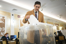 Volič vo volebnej schránke vo volebnej miestnosti počas prezidentských volieb v Rusku v Moskve. FOTO: TASR/AP