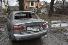 Zničené auto s rozbitými oknami po ruskom raketovom útoku v ukrajinskom meste Odesa. FOTO: TASR/AP