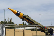 Nová balistická raketa zem-zem s názvom Khaibar s doletom 2000 kilometrov, ktorú Irán predstavil v Teheráne. FOTO: REuters