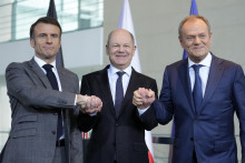 Zľava francúzsky prezident Emmanuel Macron, nemecký kancelár Olaf Scholz a poľský premiér Donald Tusk. FOTO: TASR/AP