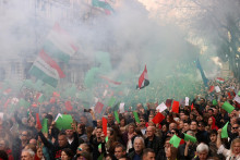 Ľudia sa zúčastňujú na protivládnej demonštrácii počas osláv štátneho sviatku Maďarska. FOTO: Reuters