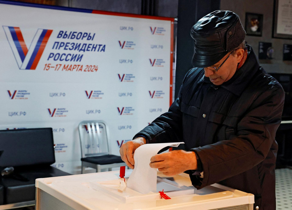 Muž odovzdal svoj hlas vo volebnej miestnosti počas prezidentských volieb v Moskve. FOTO: Reuters