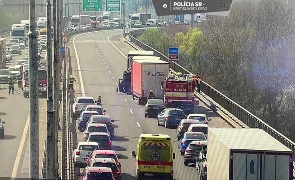 Nehoda na diaľnici D1. FOTO: Facebook polície