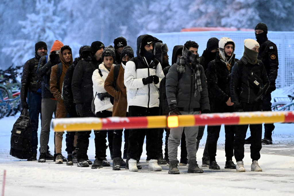 Migranti prichádzajú na medzinárodný hraničný priechod Salla v severnom Fínsku. FOTO: Reuters