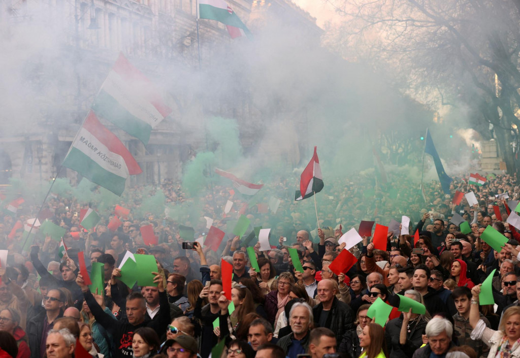 Ľudia sa zúčastňujú na protivládnej demonštrácii počas osláv štátneho sviatku Maďarska. FOTO: Reuters