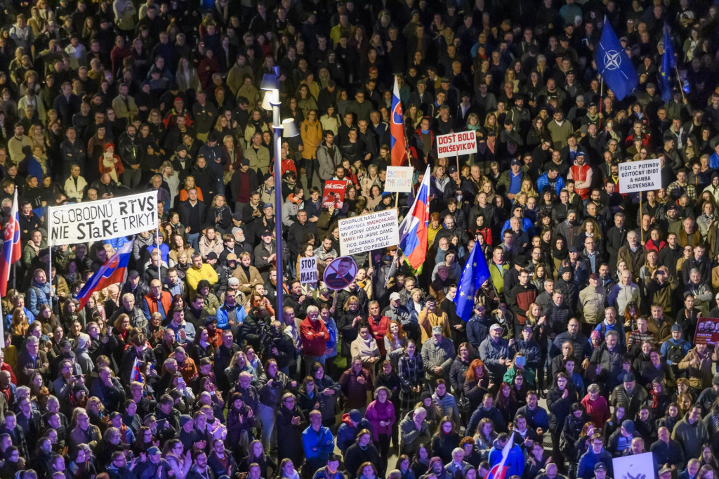 Protestuj&uacute;ci počas protivl&aacute;dneho protestu organizovan&eacute;ho opozičn&yacute;m hnut&iacute;m Progres&iacute;vne Slovensko a stranou Sloboda a Solidarita na N&aacute;mest&iacute; slobody v Bratislave. FOTO: TASR/Jaroslav Nov&aacute;k