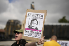 Na archívnej snímke z 22. februára 2022 protivládny demonštrant drží portrét kolumbijského prezidenta Gustva Petra v Bogote. FOTO: TASR/AP