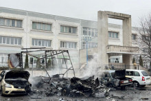 Zničené autá po incidente, ktorý podľa miestnych úradov bol ukrajinským raketovým útokom v Belgorode. FOTO: Reuters