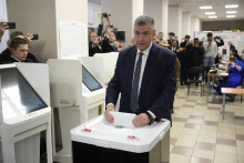 Prezidentský kandidát a predseda Liberálnodemokratickej strany Ruska (LDPR) Leonid Sluckij hlasuje v prezidentských voľbách. FOTO: TASR/AP