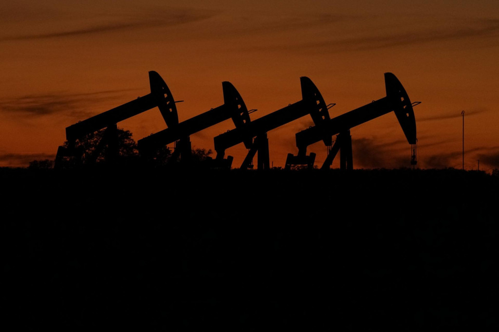 Naftové pole, ktoré sa nachádza neďaleko mesta Karnes v americkom štáte Texas. FOTO TASR/AP