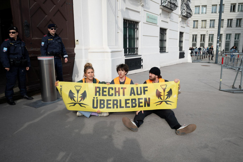 Členovia hnutia Posledná generácia. Na transparente sa vyníma nápis „Právo prežiť“. FOTO: Reuters