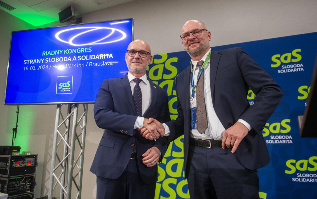 Na sn&iacute;mke zľava nov&yacute; predseda strany Sloboda a solidarita Branislav Gr&ouml;hling a b&yacute;val&yacute; predseda Richard Sul&iacute;k. FOTO: TASR/Jakub Kotian