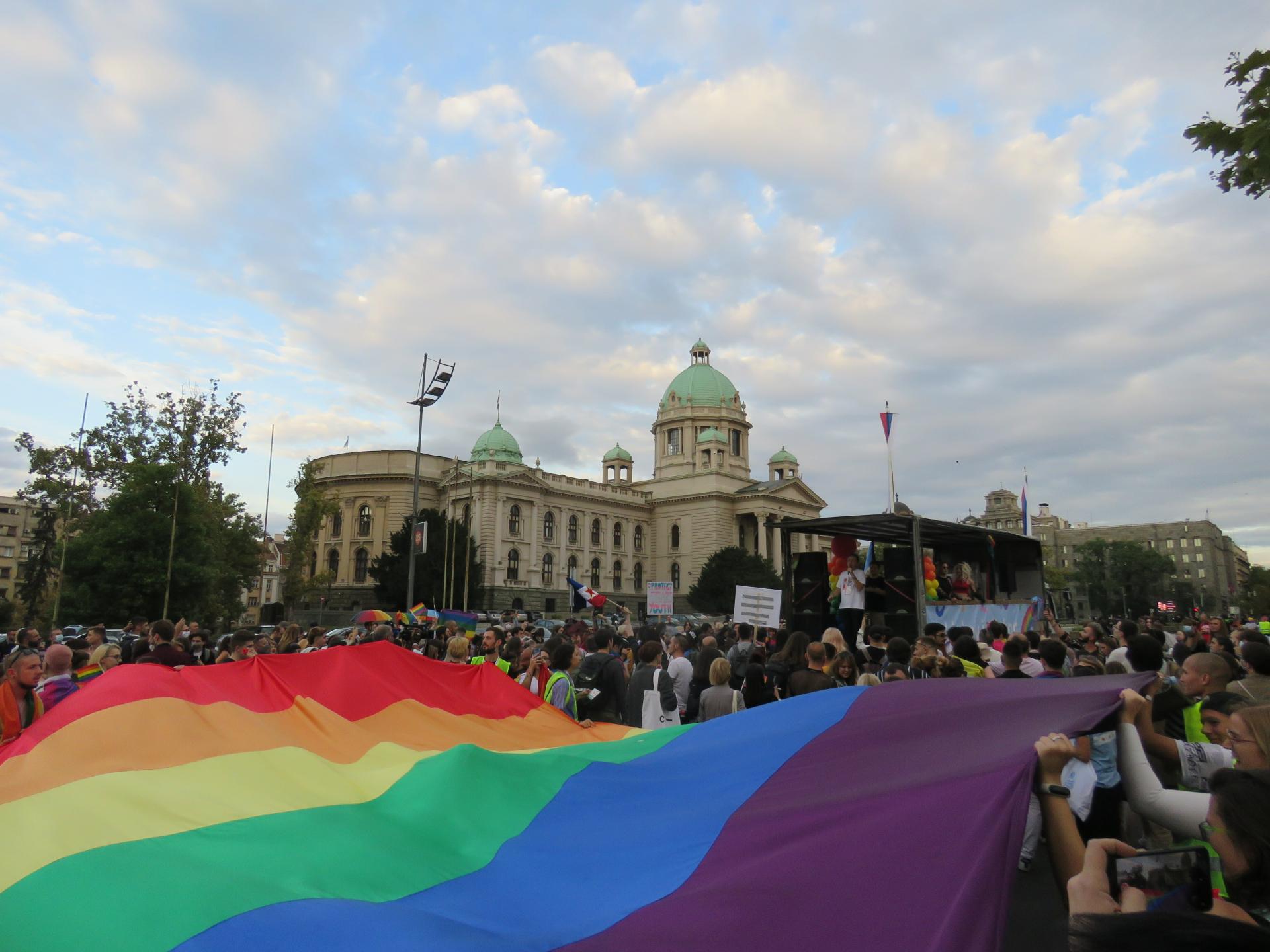 Srbské LGBTQ+ páry dúfajú, že grécky zákon o manželstve odštartuje zmenu