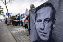 Ľudia držia transparent s podobizňou Alexeja Navaľného pred ruským konzulátom v nemeckom Bonne. FOTO: TASR/AP